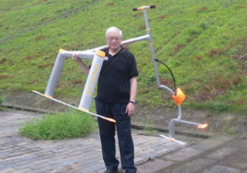 On July 13, 2010, the cctv-10 channel reporter took a test shoot of the material properties, functionspopular use of the self-propulsion hydrofoil.